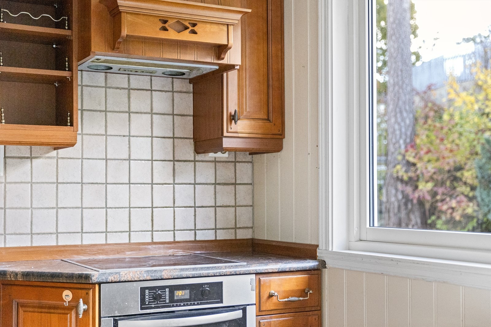 Integrerte hvitevarer og fliser over benk. Galleribilde