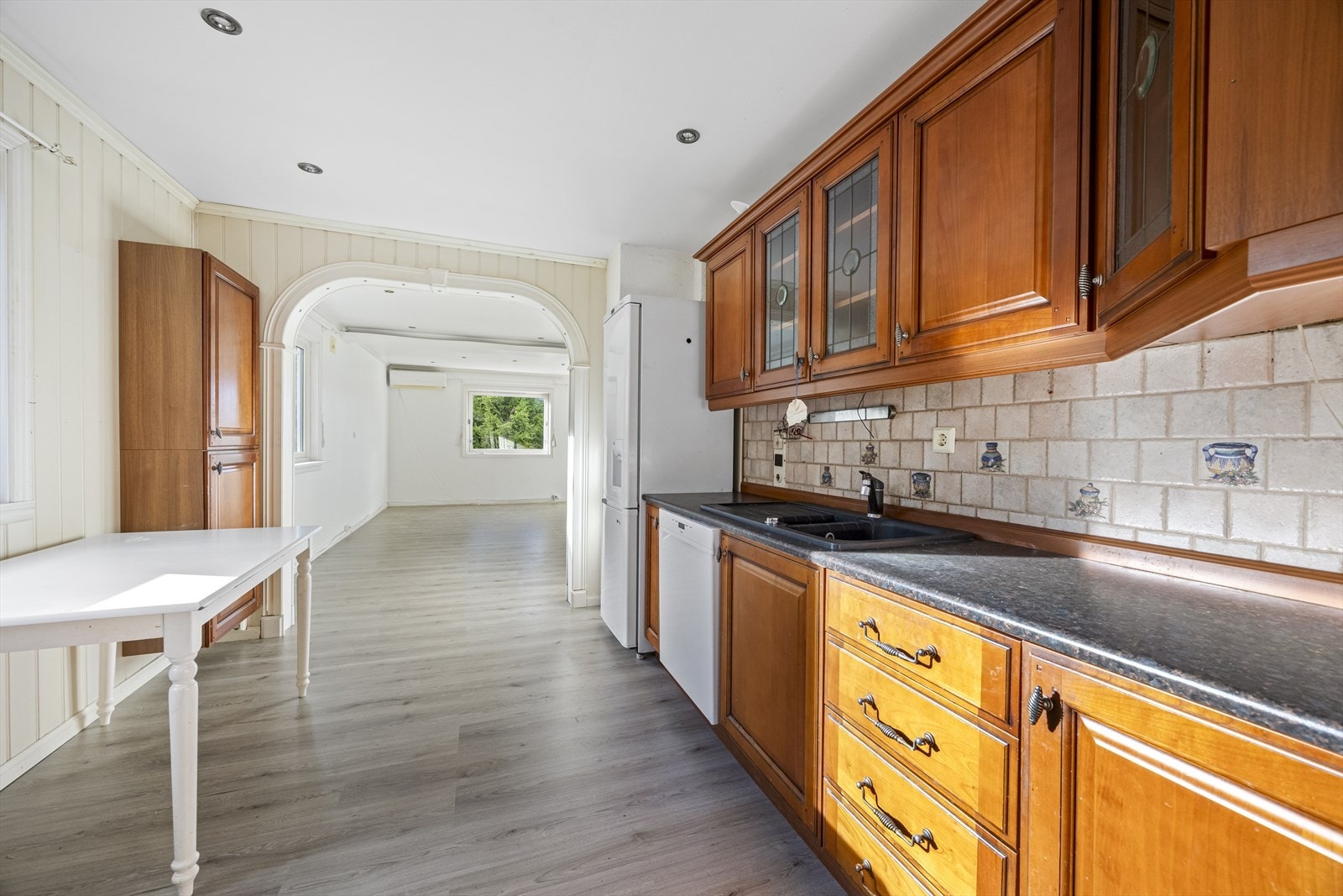 Kjøkken med spiseplass og åpent mot spisestuen. Galleribilde