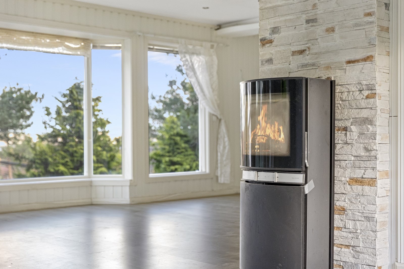 Store vindusflater og fritt utsyn Galleribilde