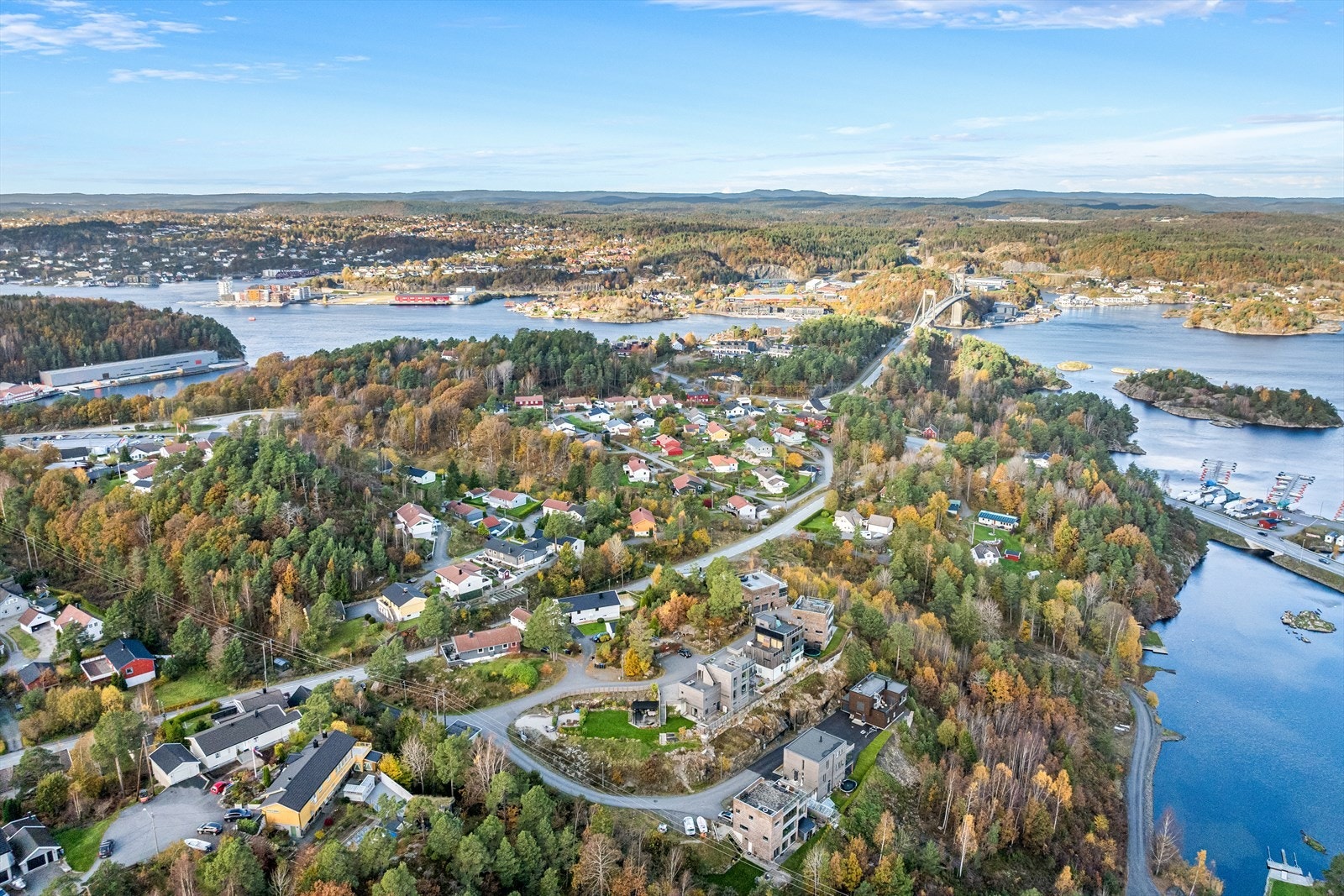 Eiendommen ligger høyt og fritt, nordvestvendt og tilbaketrukket med romslig tomt rundt bebyggelsen. Det er sol fra tidlig morgen til sen kveld og gløtt til Tromøysund fra tomten. Galleribilde