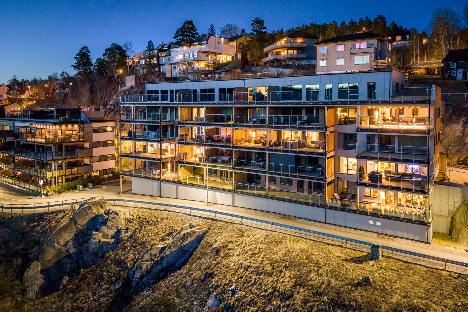 Det er fine områder for leke og sosialisering med lekeplass, felles benker med mer. Galleribilde