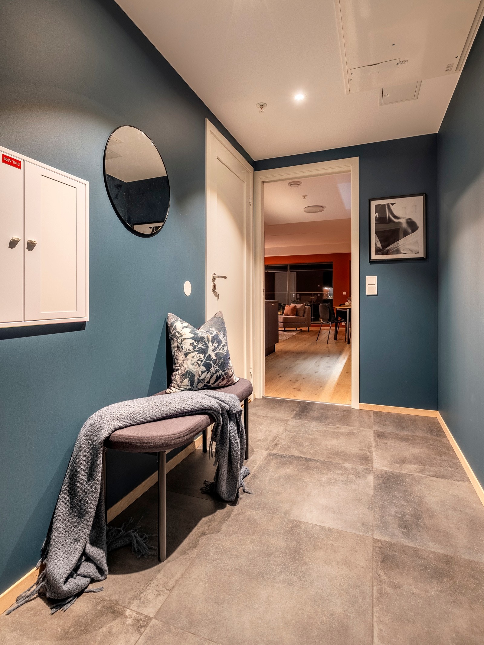 Her er det også vannbåren gulvvarme, himling utstyrt med innfelt downlights og dørcalling. Galleribilde