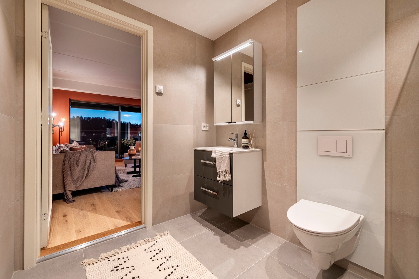 Badet er innredet med servantinnredning, speil, belysning, vegghengt toalett og dusjhjørne. Det er også opplegg for vaskemaskin og tørketrommel. Galleribilde