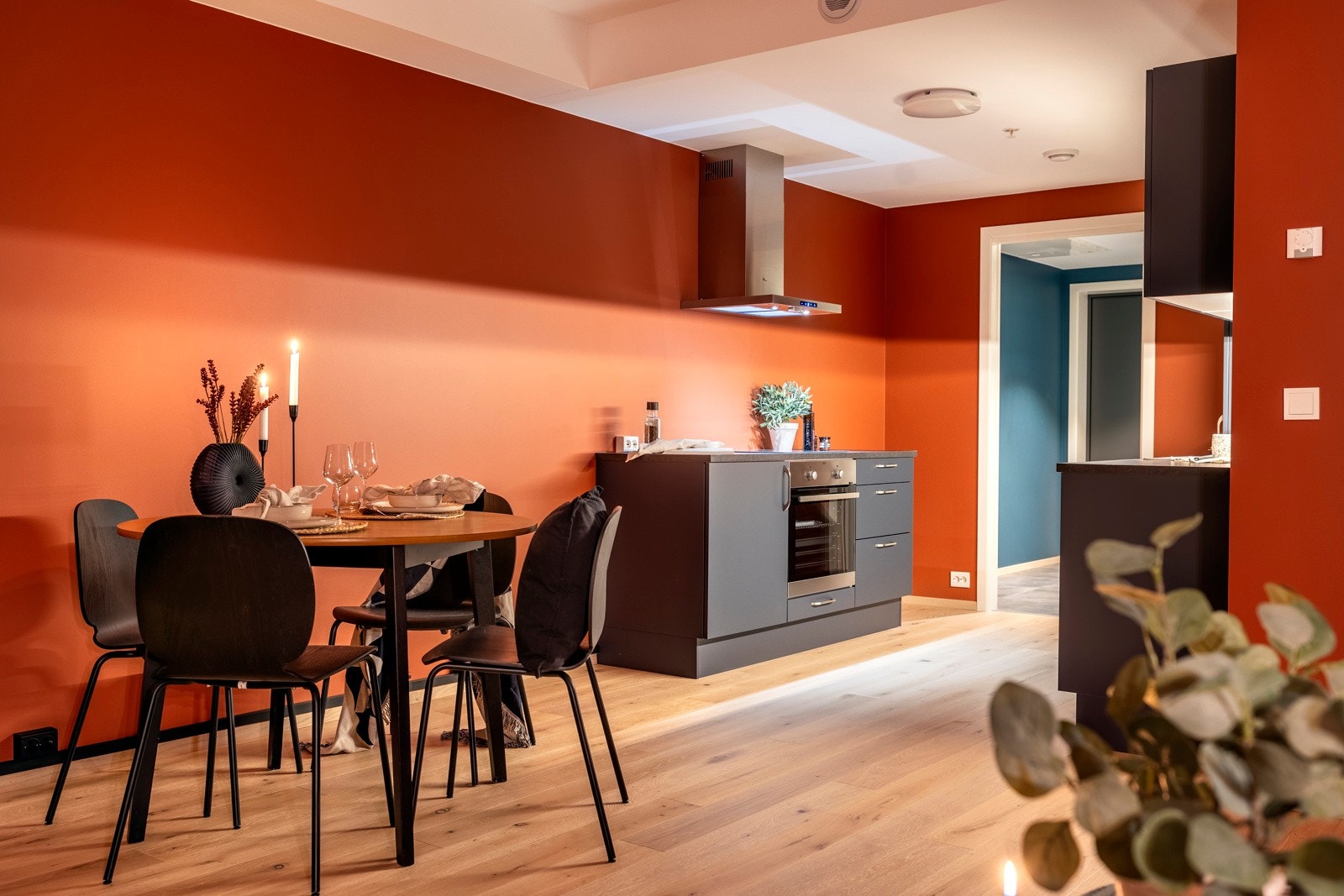 Kjøkkenet er fra Designa og har en delvis åpen løsning mot stuen, noe som bidrar til en luftig og sosial romfølelse. Galleribilde