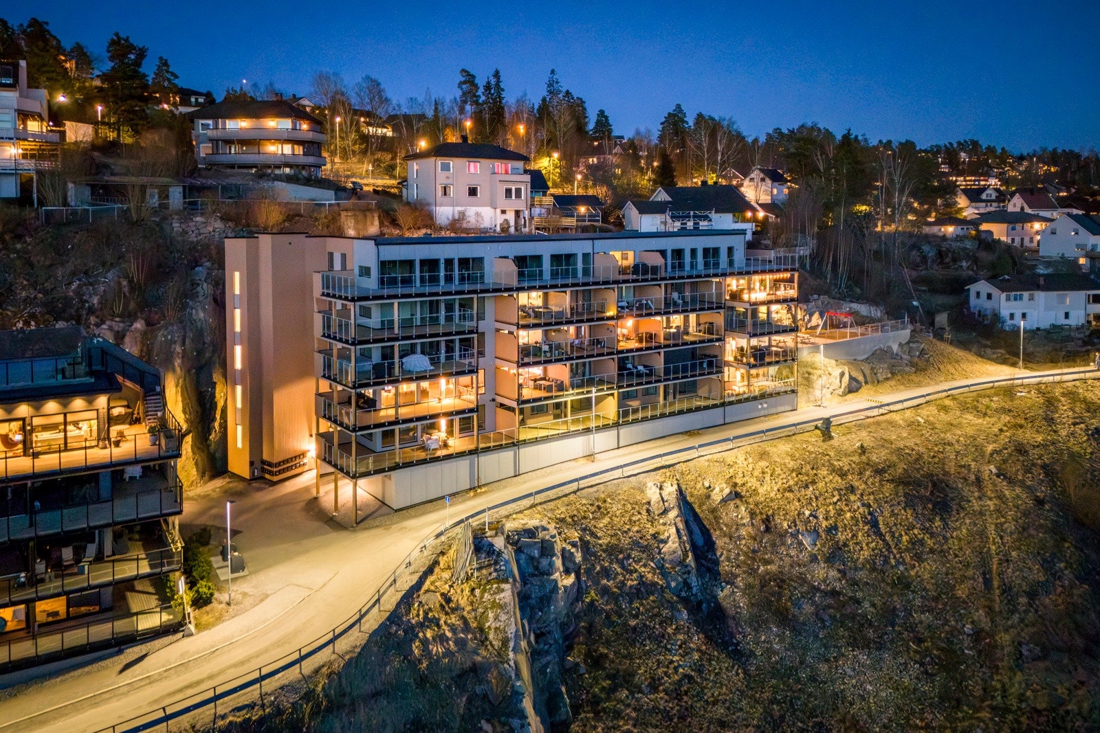 Fellesområdene har en fin kombinasjon av naturtomt og pent opparbeidede områder. Galleribilde