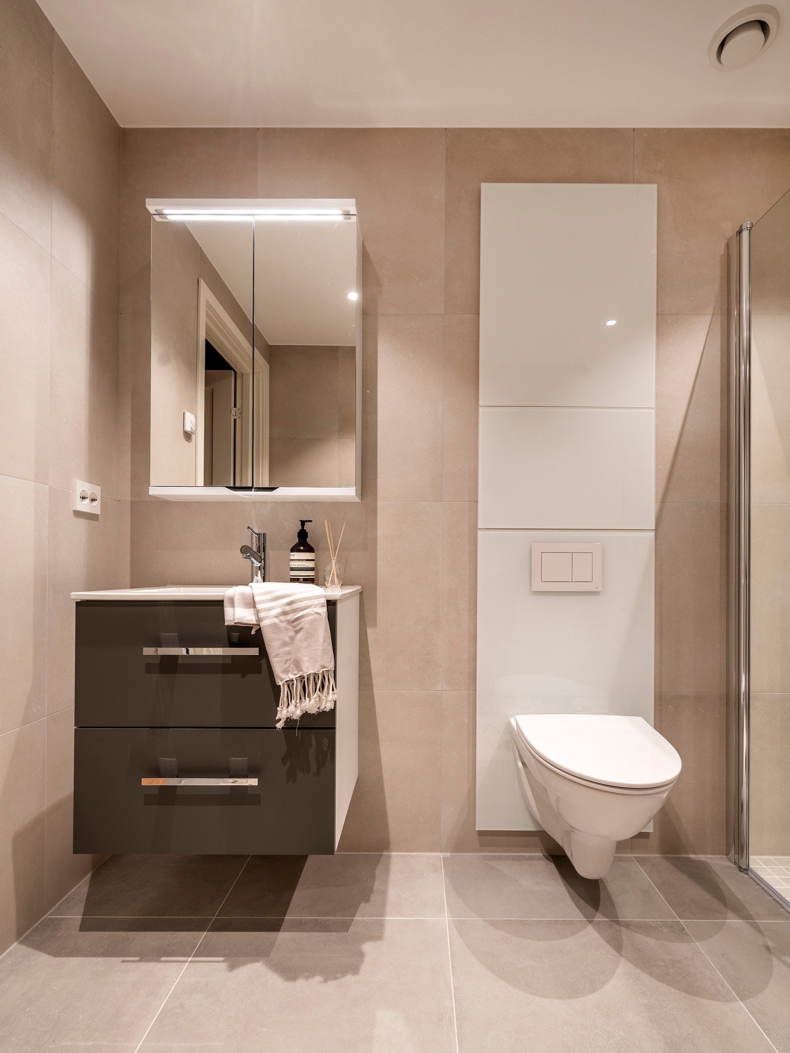 Videre har badet malt slett himling med innfelt downlights og vannbåren gulvvarme. Galleribilde