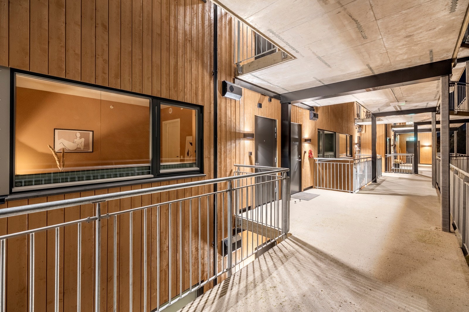 Velkommen inn til en lekker og luftig leilighet i tredje etasje, lett tilgjengelig via felles svalgang og heis. Galleribilde