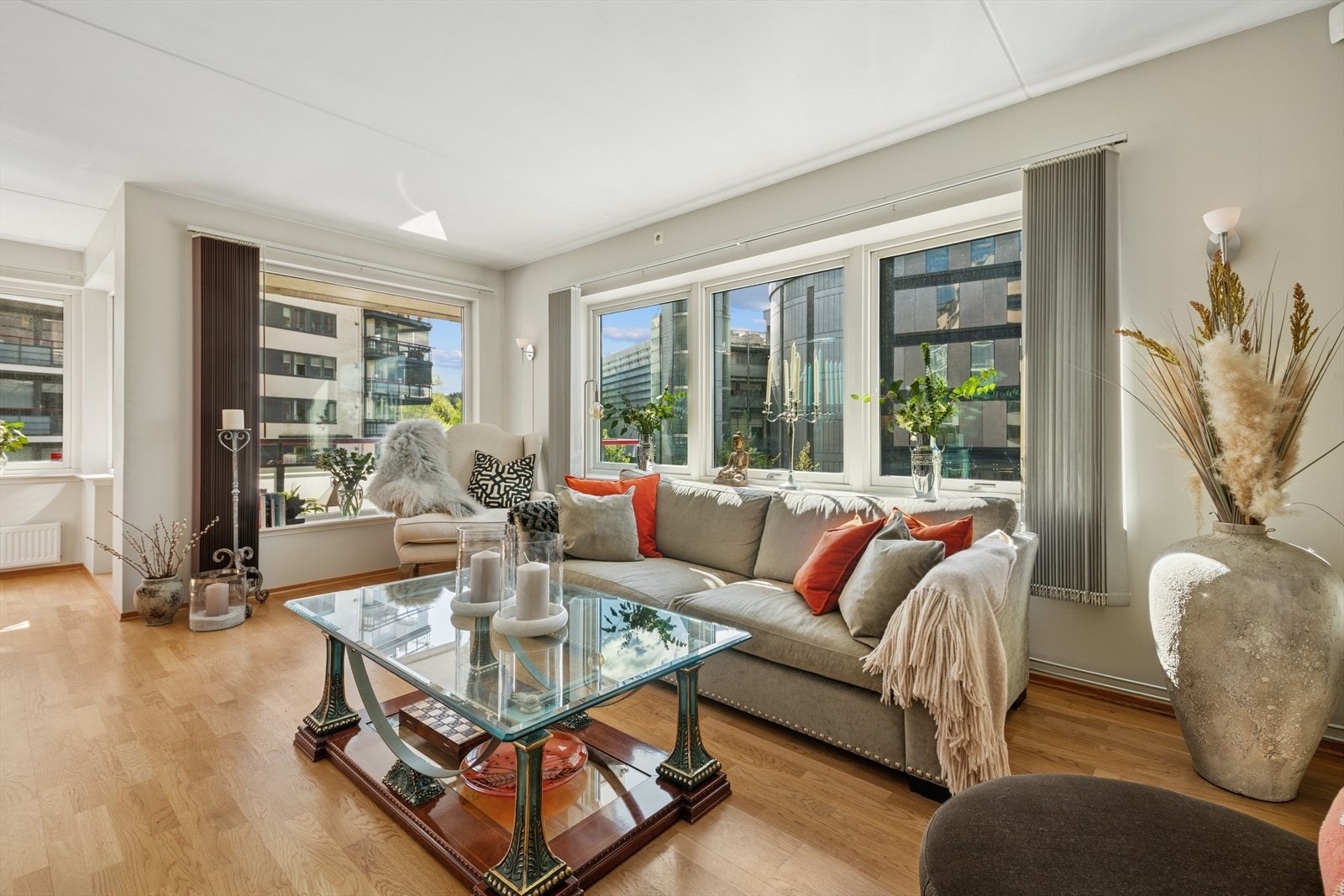 Stuen får rikelig med naturlig lys fra store vindusflater og har en god romfølelse. Galleribilde