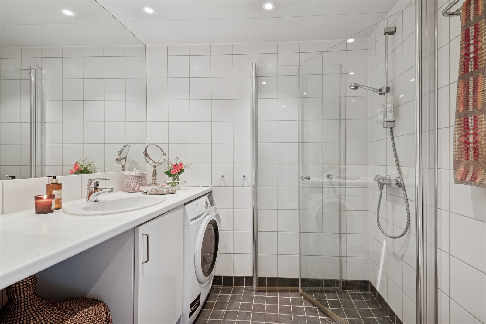 Baderommet har standard fra byggeåret 2008. Her er det gulvvarme, veggfestet klosett, dusjhjørne, opplegg for vaskemaskin, servant med innfliset speil over og benkeskap med benkeplate i laminat. Galleribilde