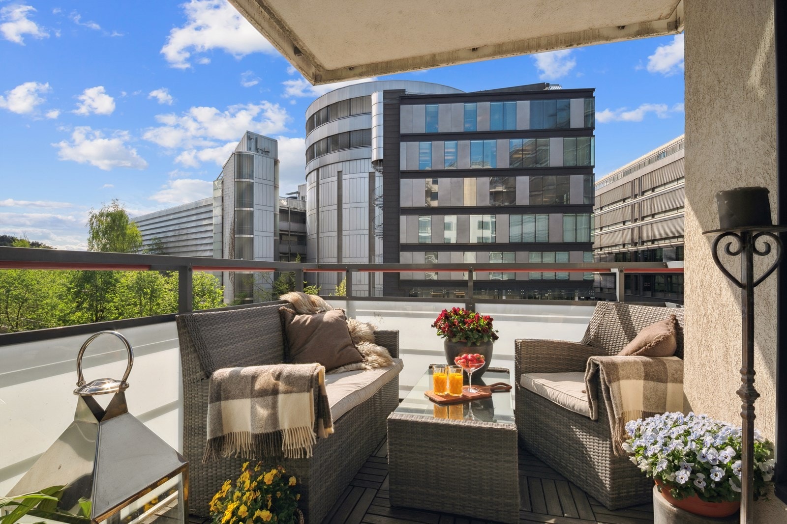 Balkongen er sydvestvendt og byr på gode solforhold. Galleribilde