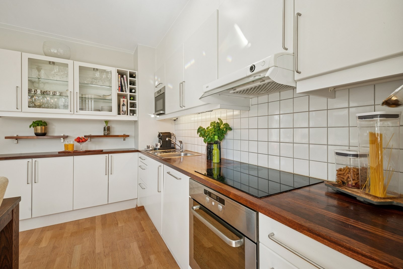 Kjøkkeninnredningen består av glatte fronter med enkelte glassfronter i overskapene samt benkeplate i tre. Her er det integrert stekeovn, platetopp, mikrobølgeovn, kjøl/frys og oppvaskmaskin. Galleribilde