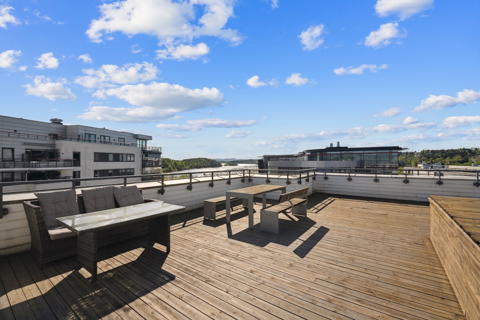 Borettslaget har en felles takterrasse med flott utsikt og sol fra morgen til kveld. Galleribilde