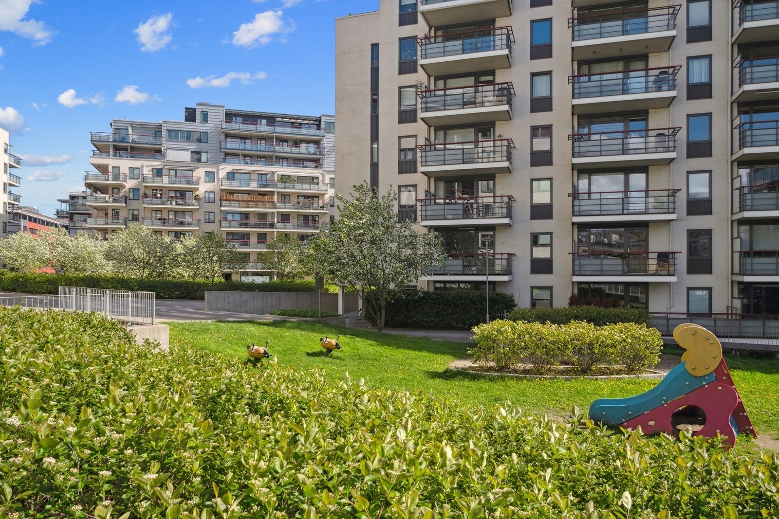 Fra balkongen er det pent utsyn over borettslagets grøntarealer. Galleribilde