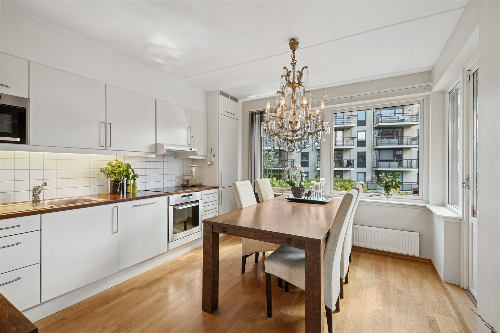 Boligens kjøkken blir sosialt med en åpen løsning til stuen. Galleribilde