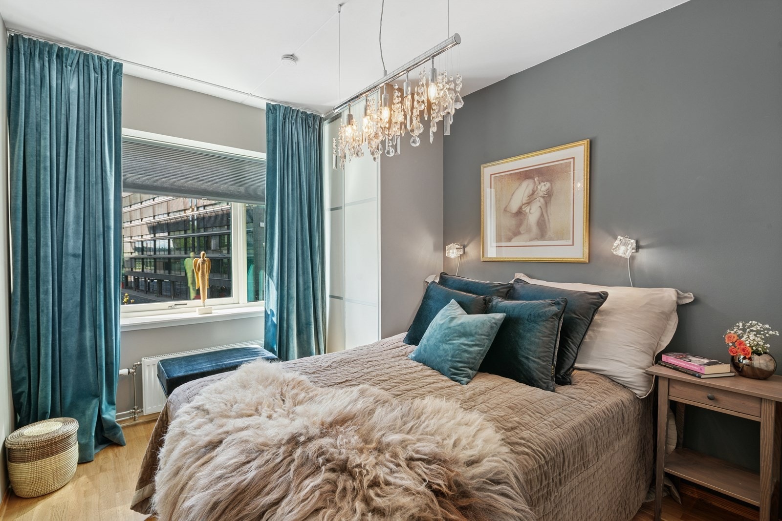 Boligen har et luftig soverom med plass til dobbeltseng og tilhørende møblement. Galleribilde