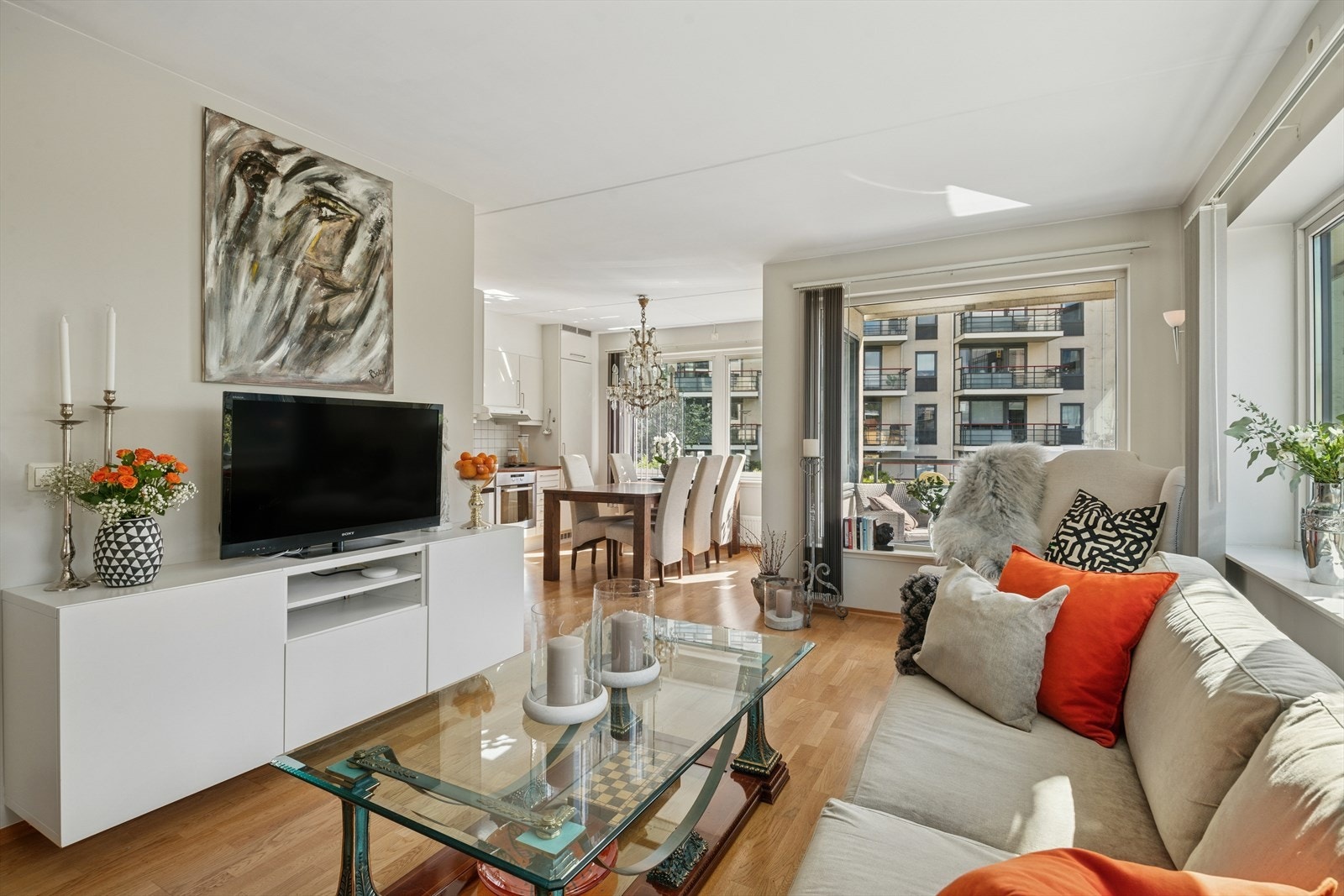 Leiligheten har en sømløs planløsning og byr på naturlige møbleringssoner. Galleribilde