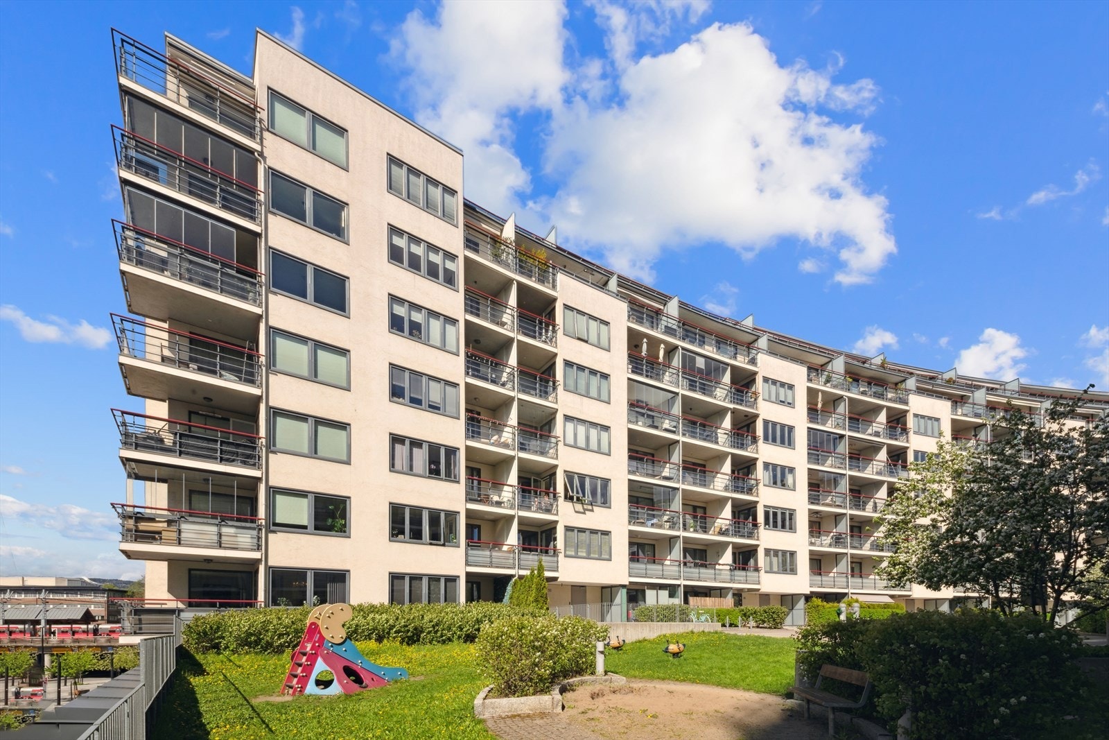 Her har du anledning til å bo tilbaketrukket, med umiddelbar nærhet til det meste du trenger i hverdagen. Galleribilde