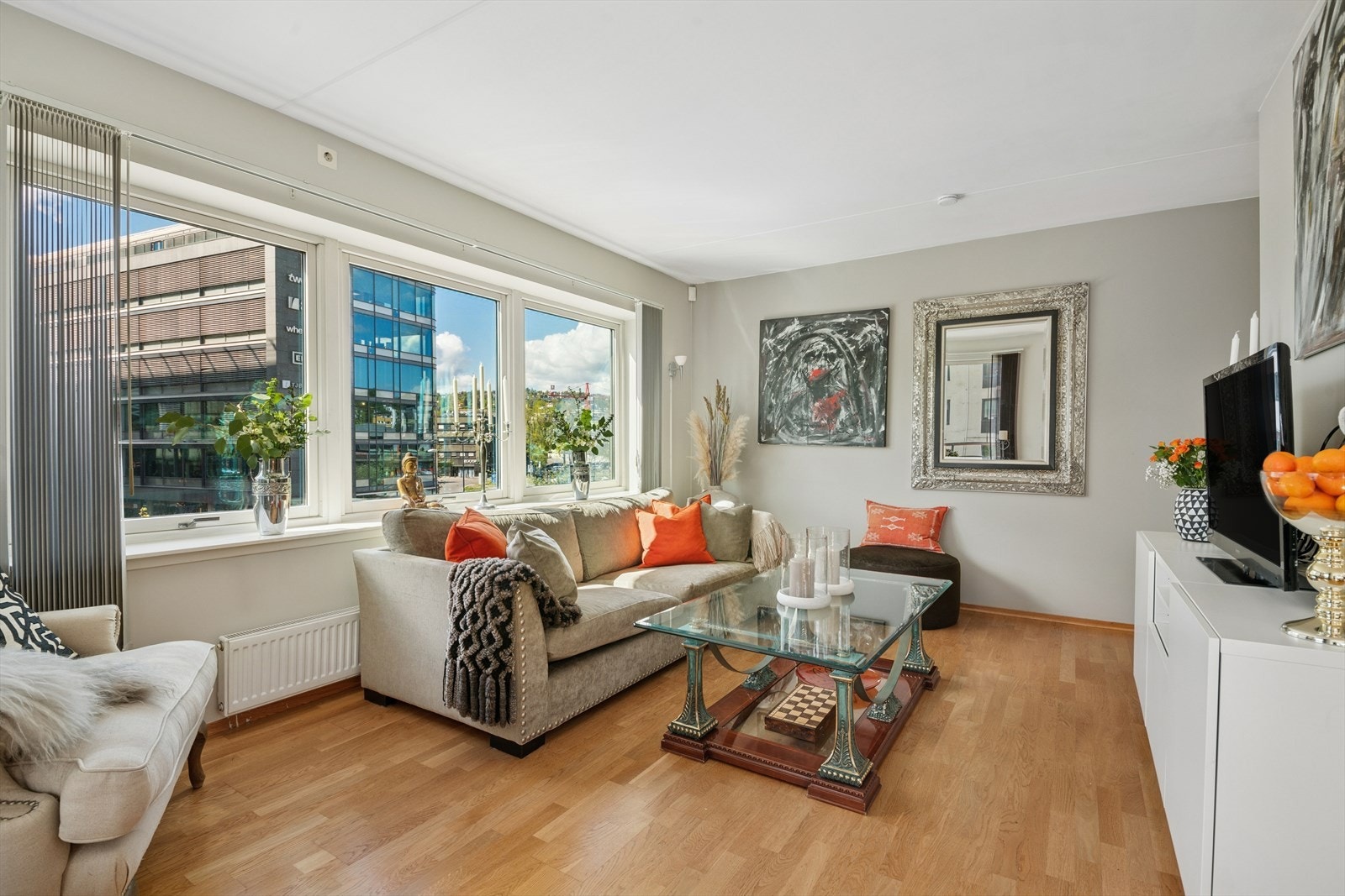 I stuen er det plass til en trivelig sittegruppe med tilhørende møblement. Galleribilde