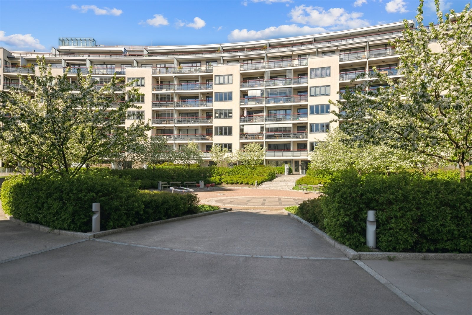 Borettslagets eiendom er pent opparbeidet med asfalterte gangveier og pene grøntarealer. Galleribilde