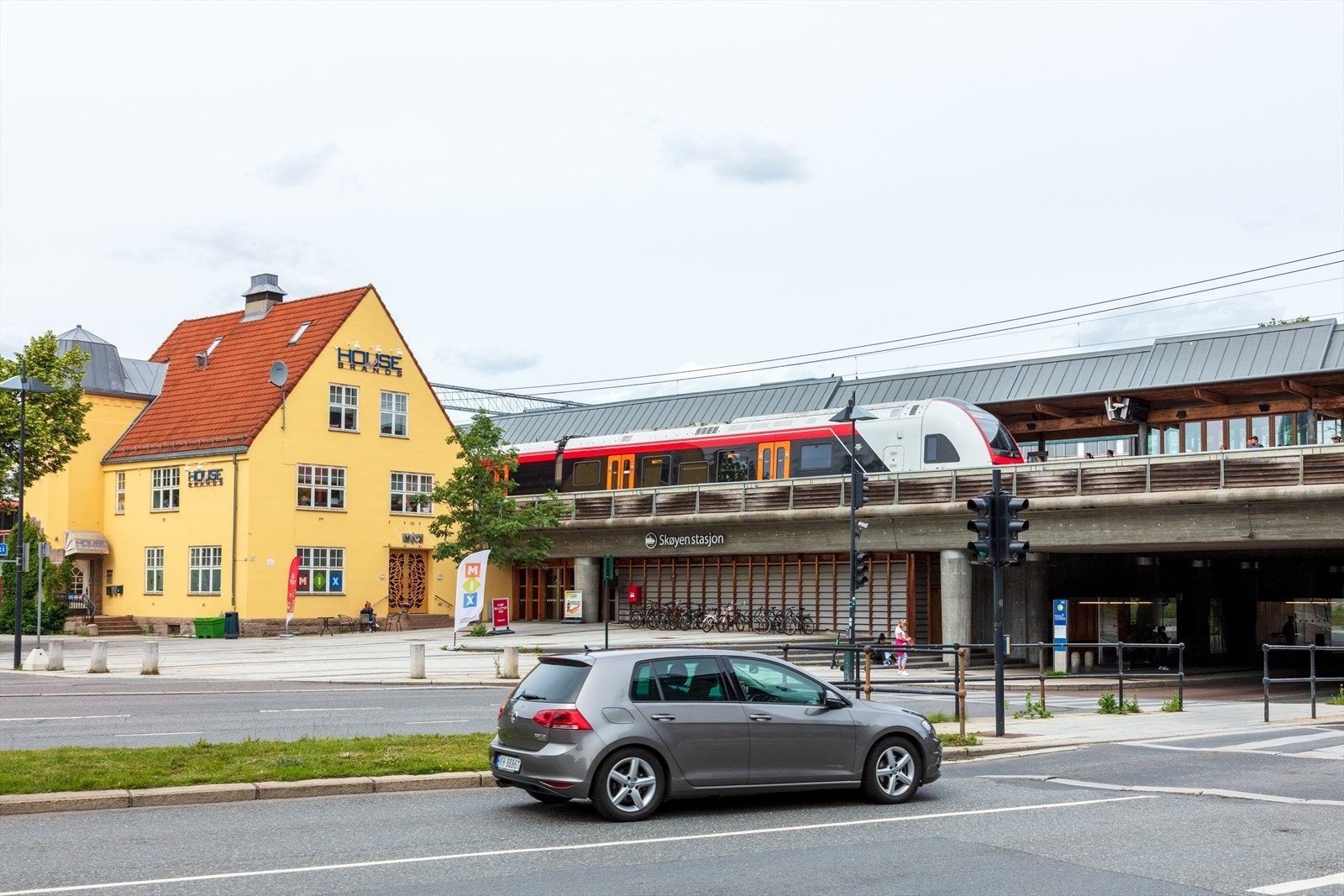 Skøyen er et knutepunkt for offentlig trafikk med både tog, buss og trikk. Galleribilde
