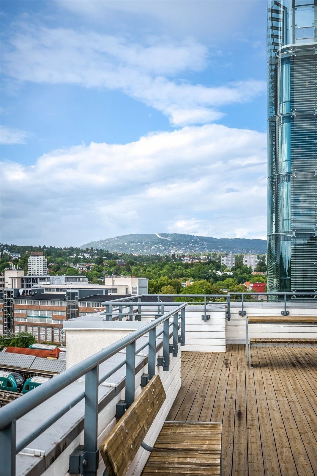 Flott utsikt mot Holmenkollen fra takterrassen. Galleribilde