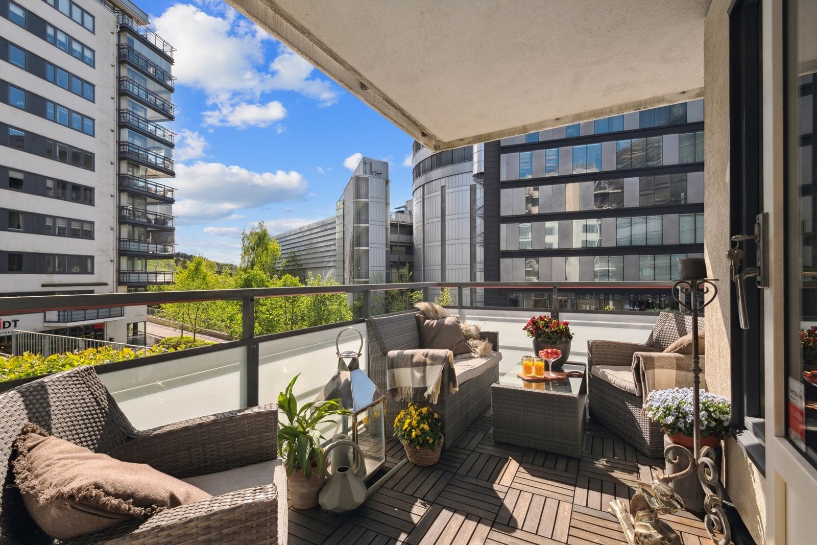 Velkommen til Karenslyst Allé 50, en lys og attraktiv hjørneleilighet beliggende høyt og fritt. Galleribilde