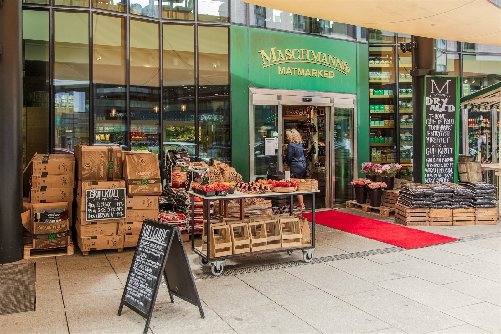 Karenslyst Allé med et rikt utvalg av forretninger og delikatesseforretninger. Galleribilde