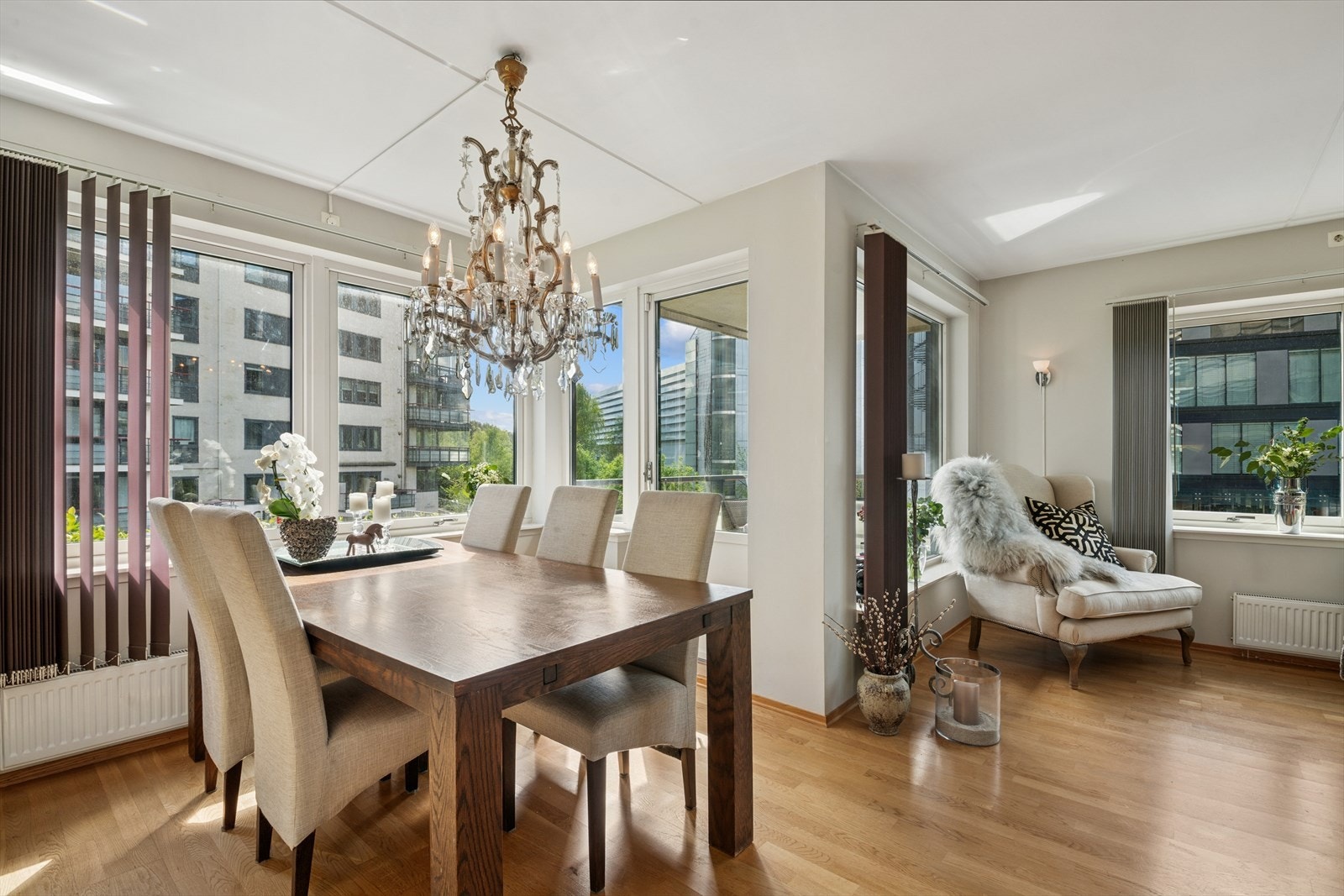 Fra spisestuen er det adkomst til en sydvestvendt balkong. Galleribilde