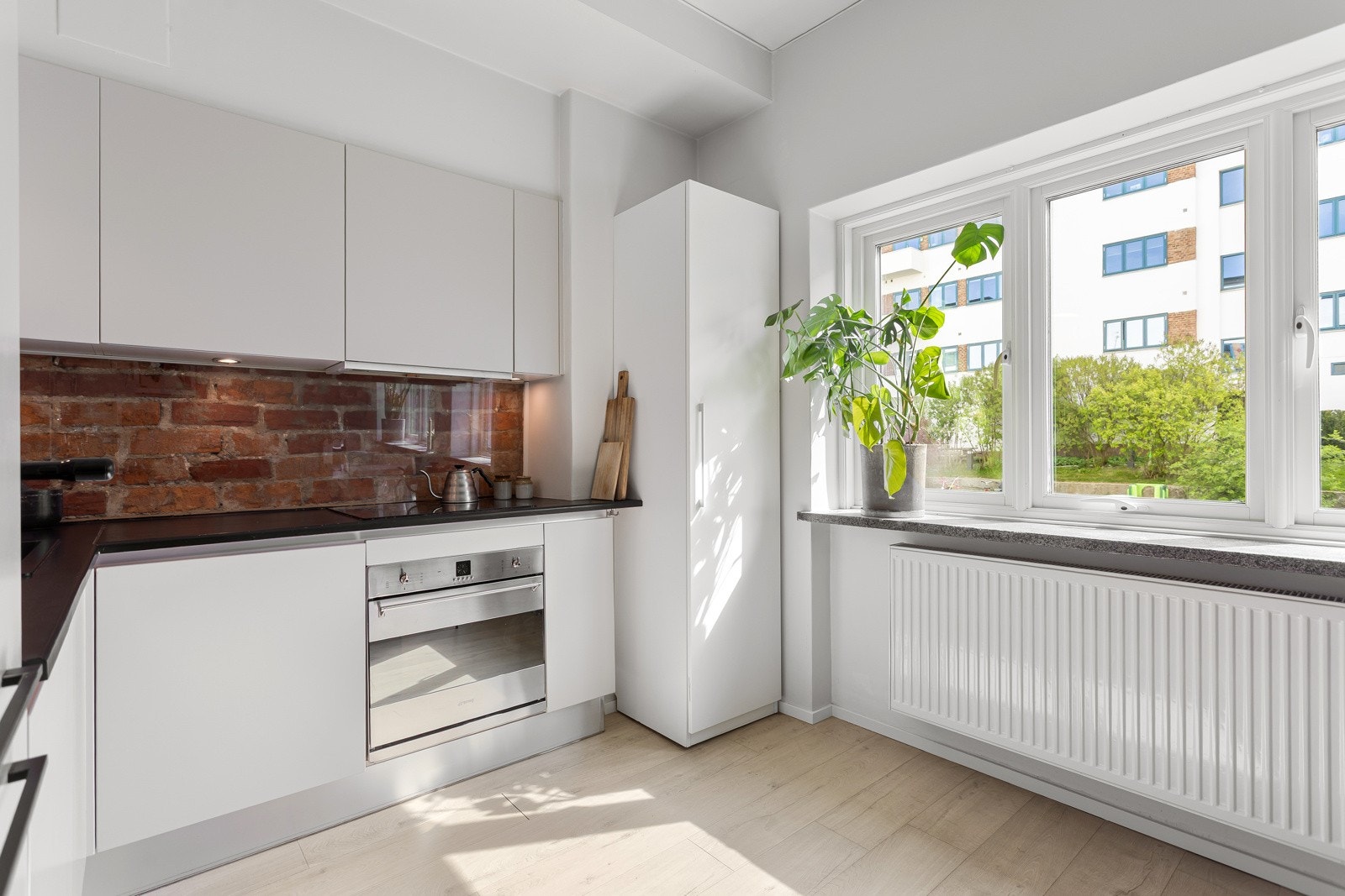 Grønt og skjønt utsyn fra stue- og kjøkken. Galleribilde