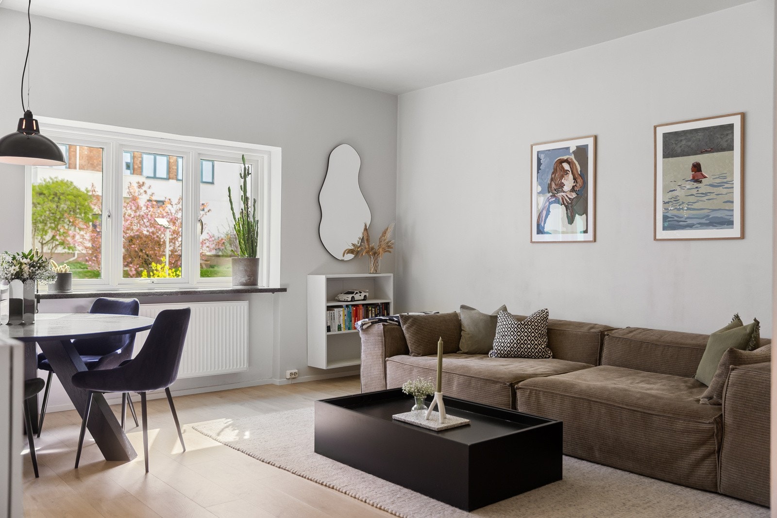 Du har også god plass til en stor sofaseksjon i stuen, samt øvrig møblement. Galleribilde