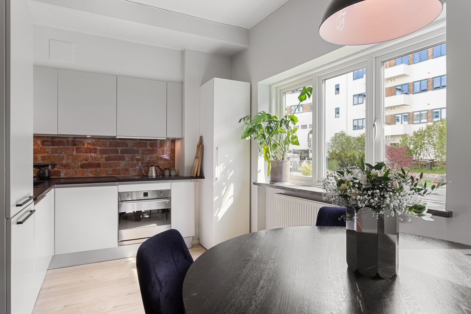 Åpen stue- kjøkkenløsning med kjøkkenet i egen del. Galleribilde