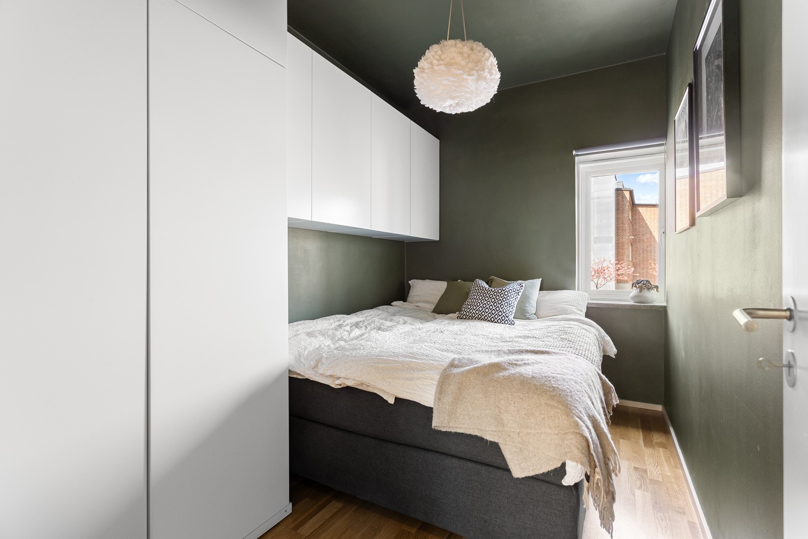 Hovedsoverommet har godt med skapplass og er malt i en delikat fargetone. Galleribilde