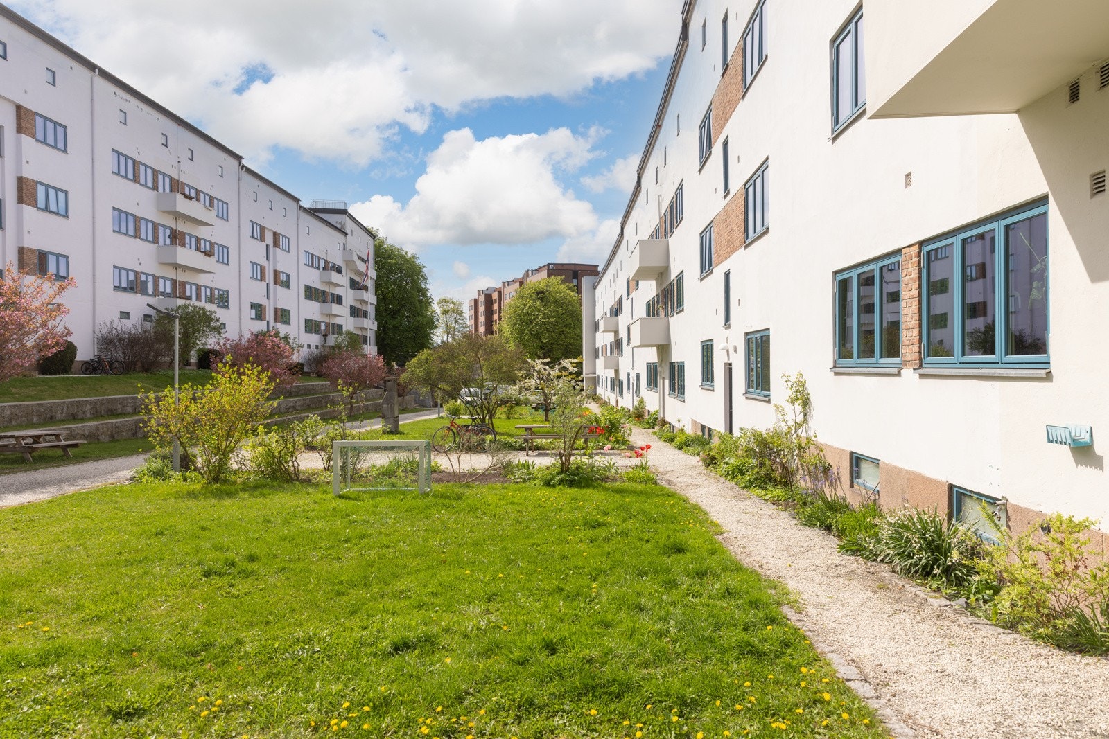Flere sittegrupper og lekeplass. Galleribilde