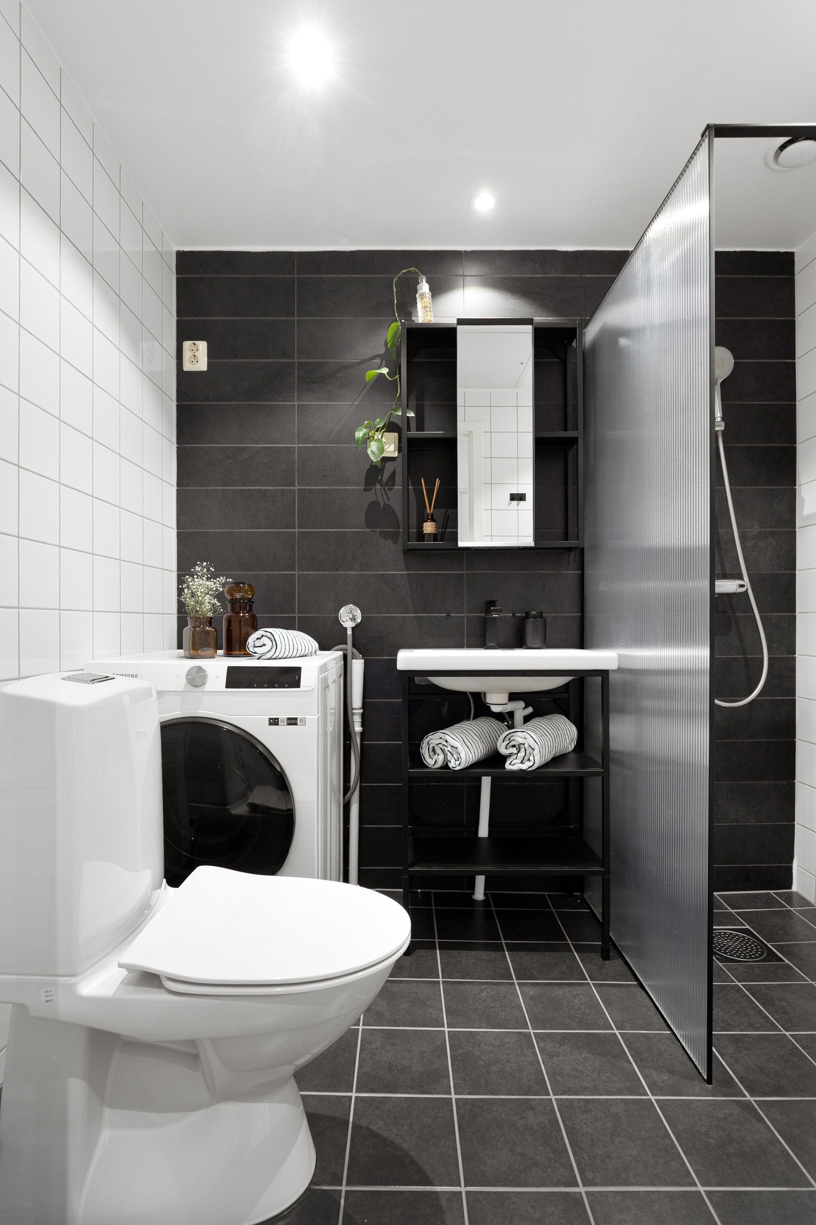 Pent flislagt bad fra 2055/2006 med nytt gulv og varmekabler fra 2024. Galleribilde