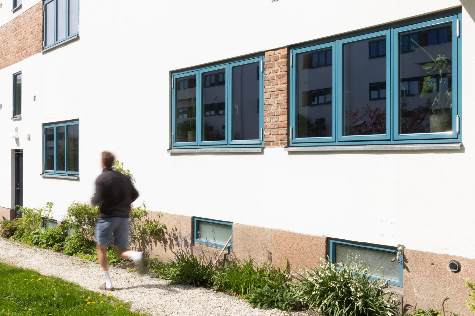 Det er høyt opp til vinduene fra bakgården. Enda høyere fra gaten. Galleribilde