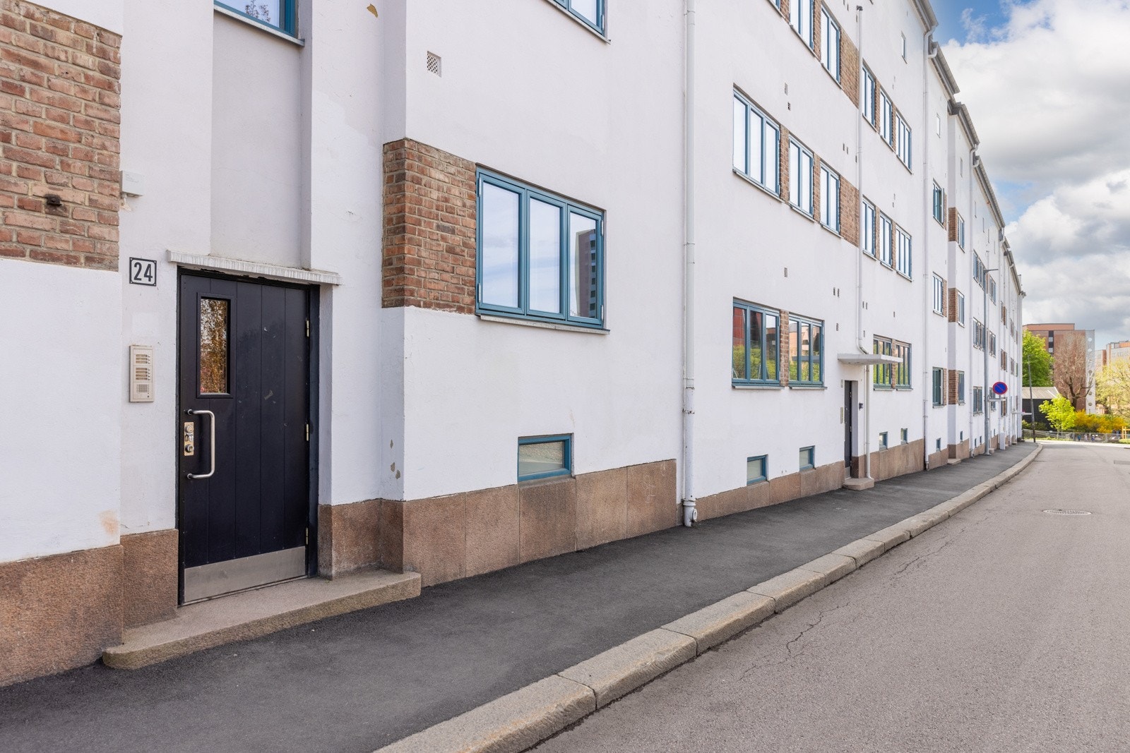 Leiligheten ligger i en svært høy 1. etasje med inngang fra rolig blindvei. Galleribilde