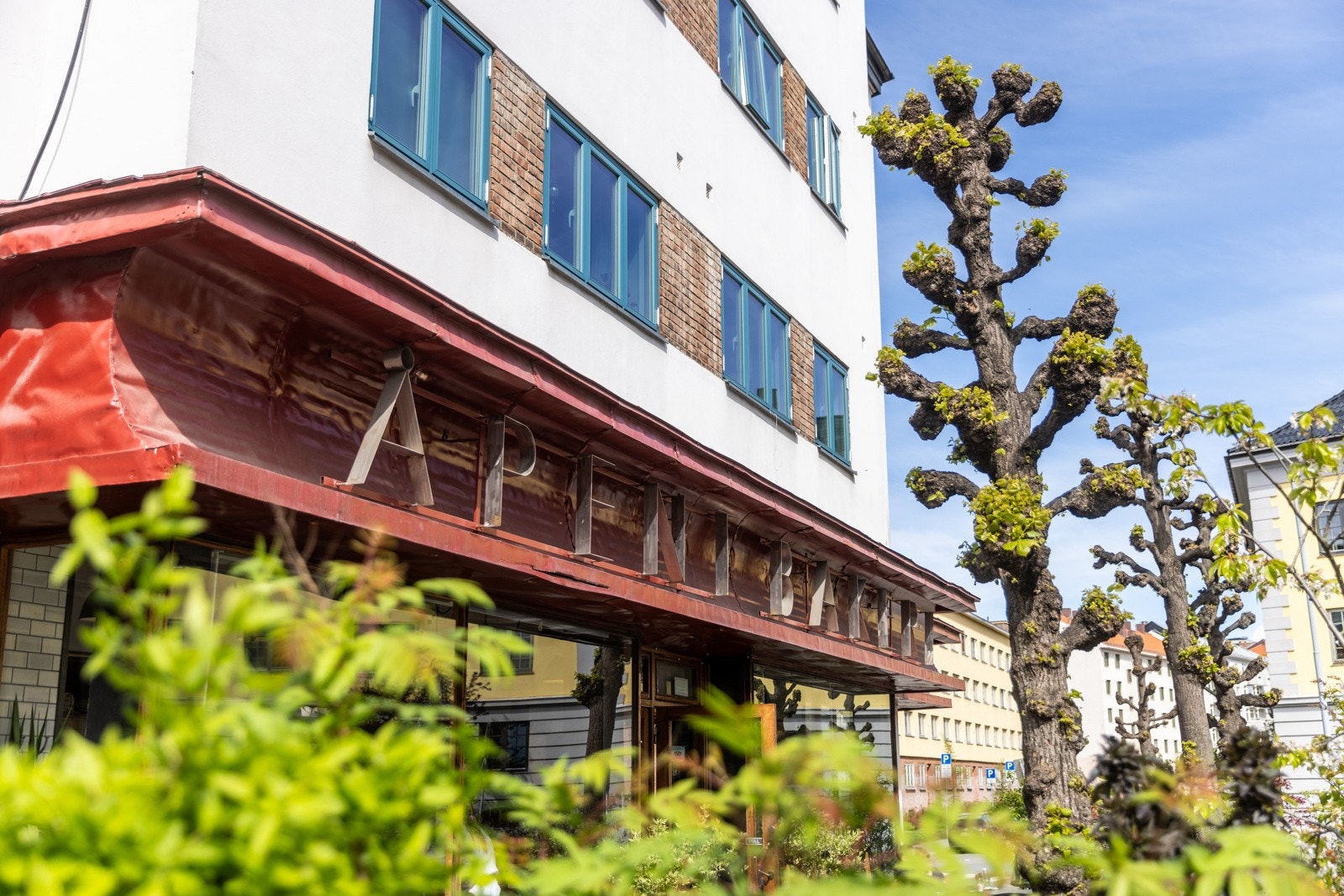 Åpent Bakeri / Lofthus samvirkelag ligger rett rundt hjørnet. Galleribilde