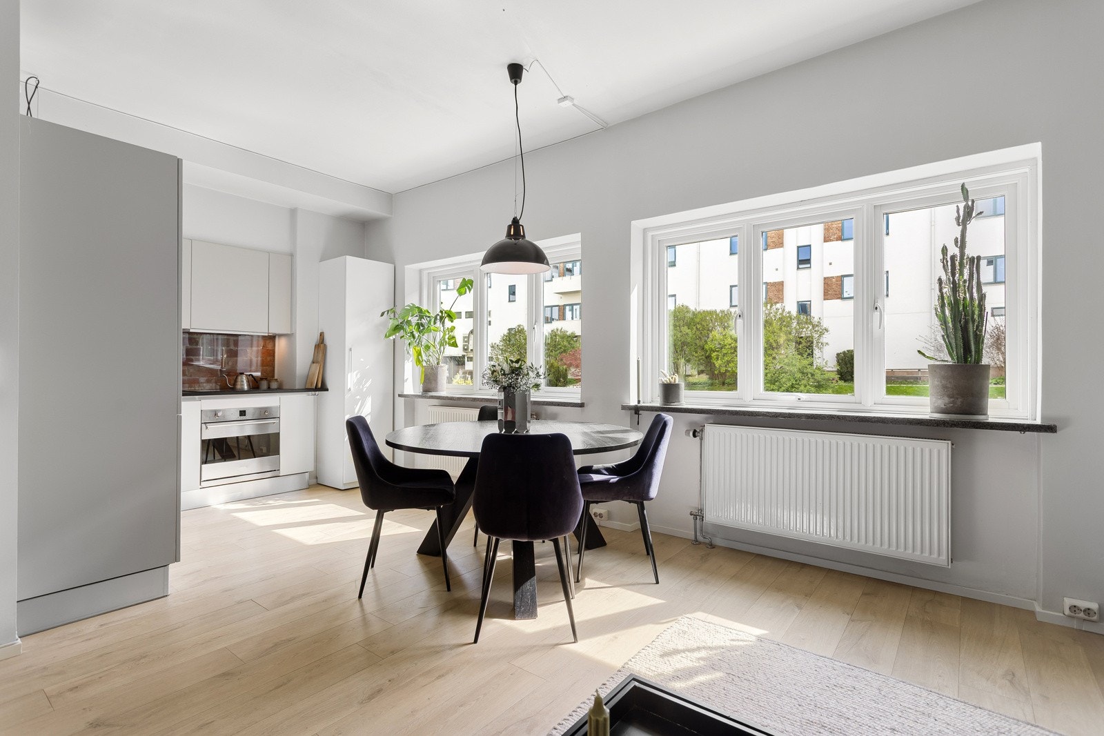 Det er god plass til stort spisebord i forkant av kjøkkenet. Galleribilde