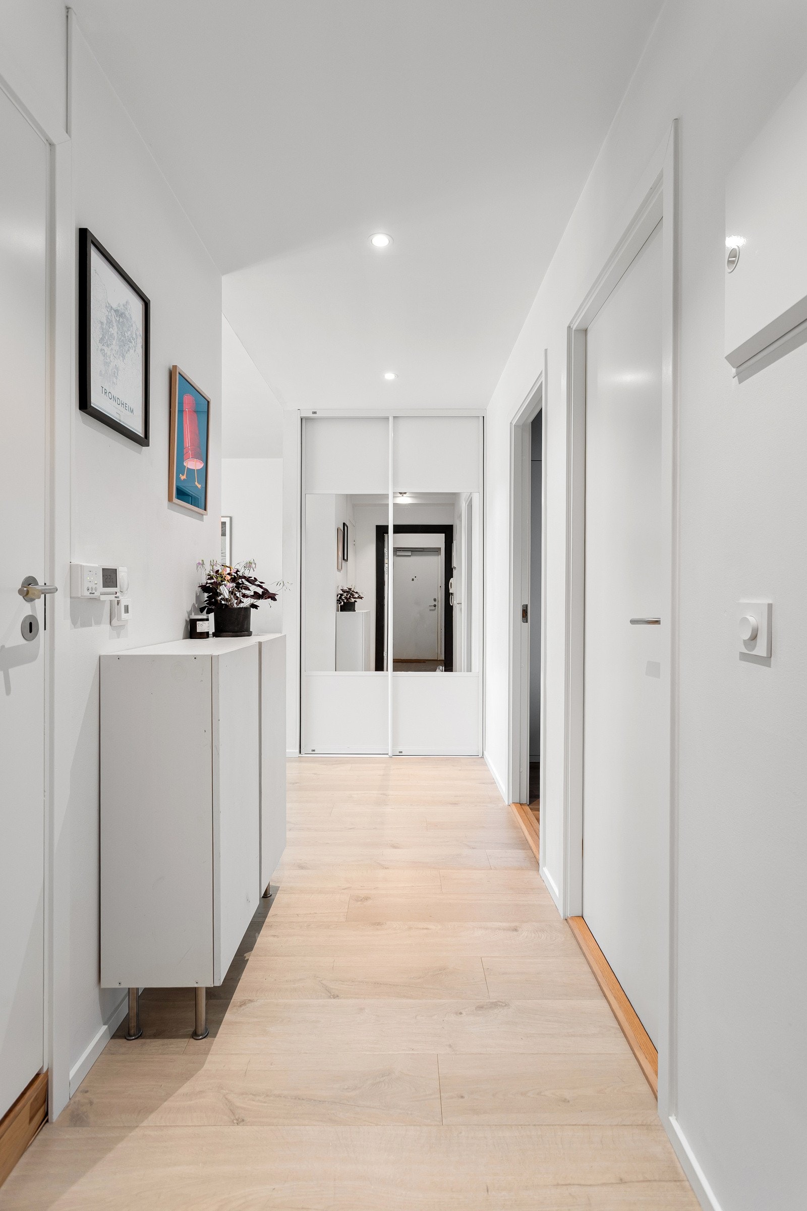 Pen entré med gulvvarme, downlights og romslig skyvedørsgarderobe. Galleribilde