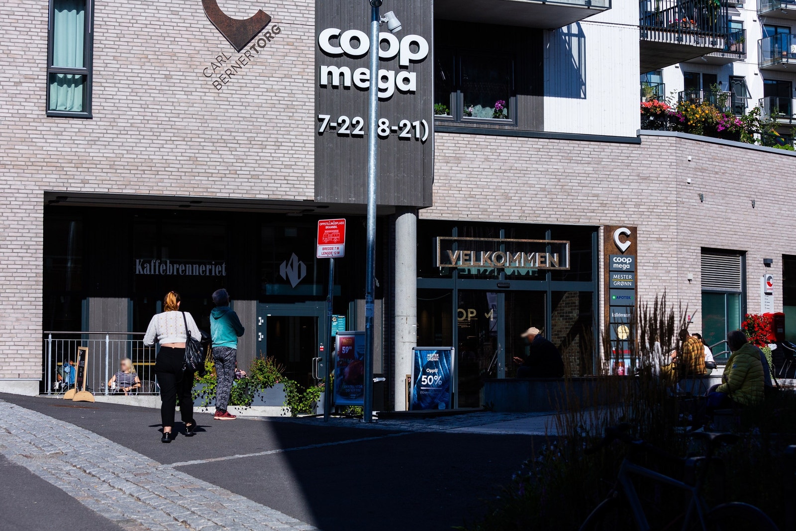 Carl Berner torg og Carl Berner passasjen ligger bare en liten spasertur unna med Coop mega, kiwi, Kaffebrenneriet, vinmonopolet, to apotek, to blomsterbutikker, post i butikk etc. Galleribilde