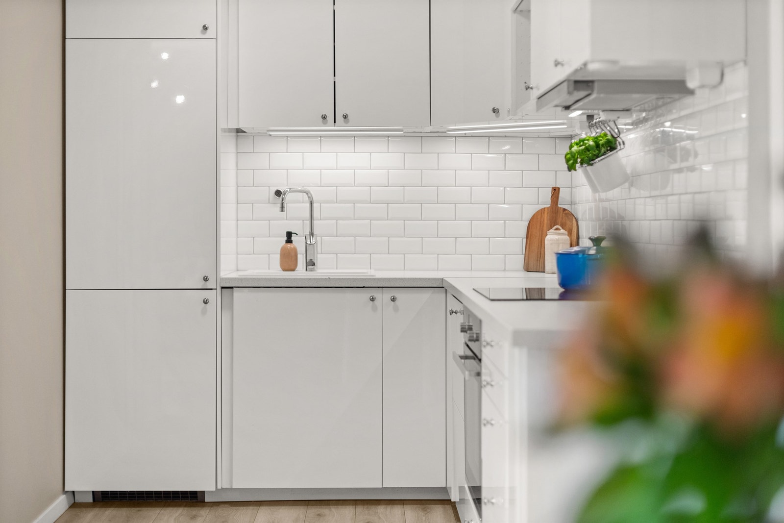 Innredningen består av hvite, glatte fronter og benkeplate av laminat med oppvaskkum av kompositt med ett-greps
armatur. Galleribilde