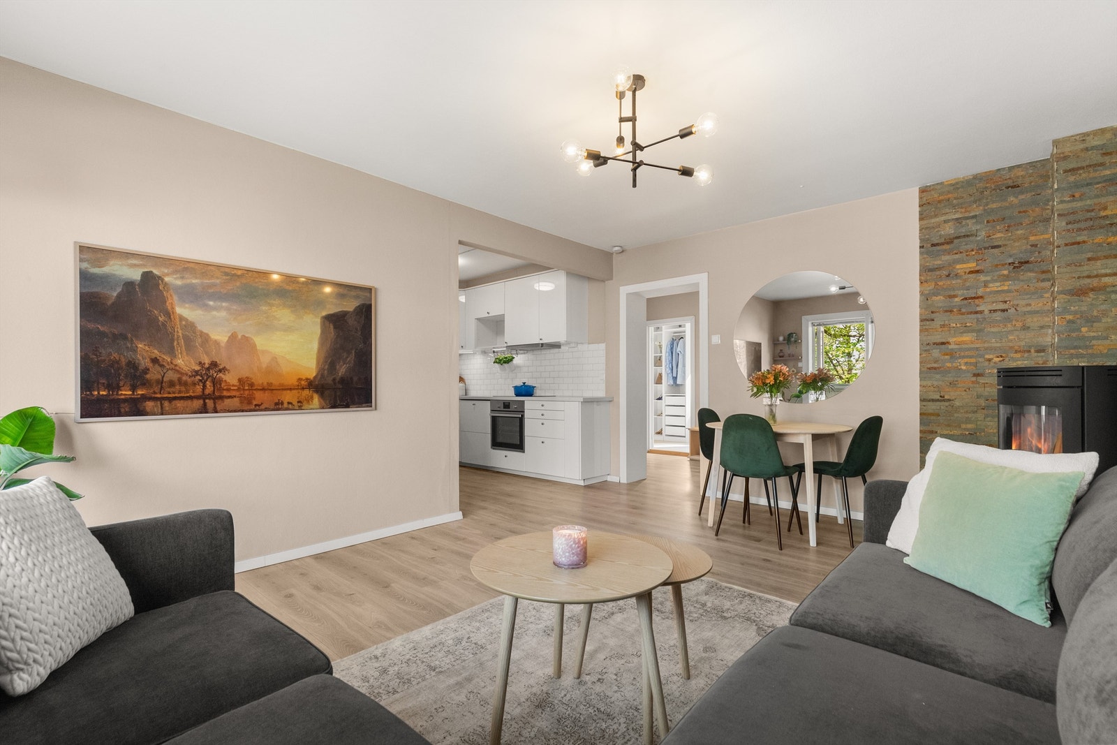 Leiligheten er malt i delikate fargevalg som harmonerer fint med øvrige overflater. Galleribilde