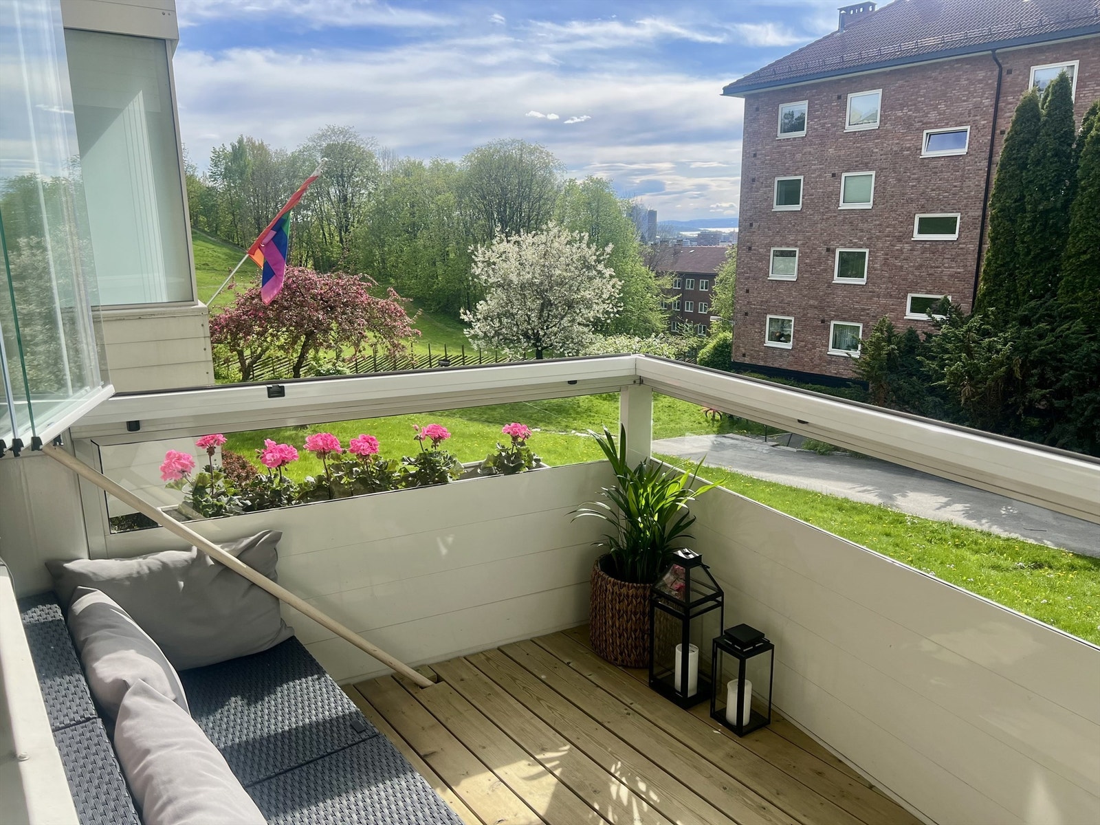 Flott 3-roms leilighet med gjennomgående planløsning og gode lysforhold! Galleribilde