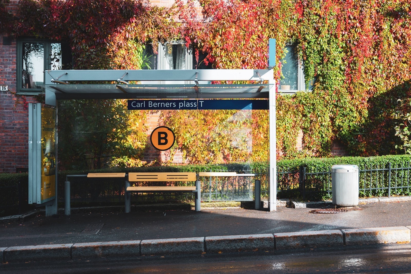 Når det gjelder kollektivforbindelser, er Carl Berners Plass et viktig knutepunkt i kollektivtrafikken, med direkte linjer med trikk, T-bane eller busser. Galleribilde