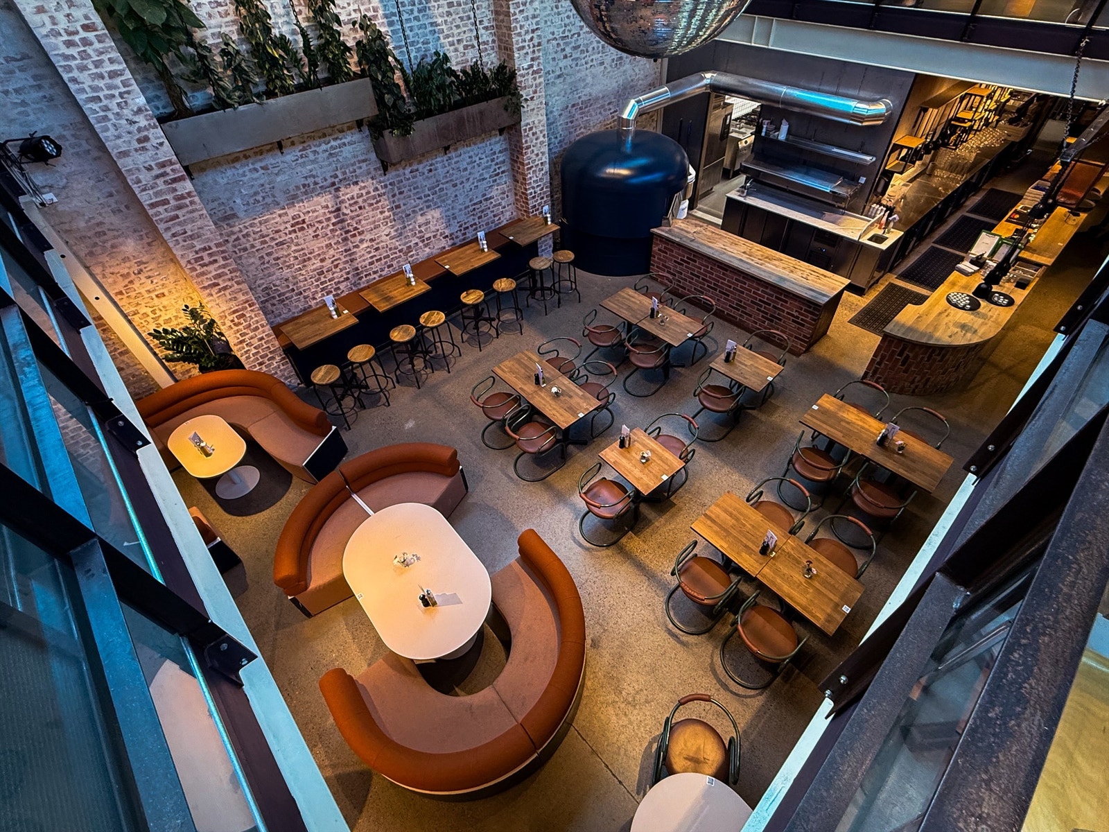 Med nesten 3000m² av servicetilbud og restauranter er dette definitivt et tilskudd som nabolaget har savnet i lang tid. Galleribilde