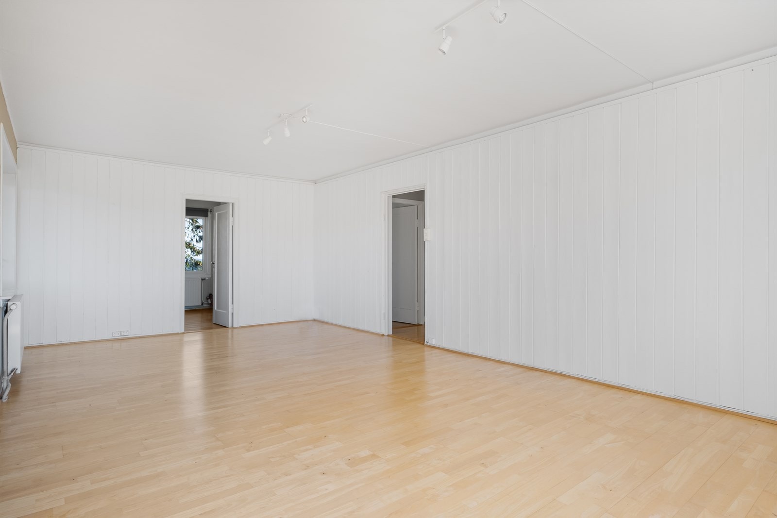 Det er gode møbleringsmuligheter i stuen, med plass til spisestue, sofagruppe, TV-benk og tilhørende møblement. Galleribilde