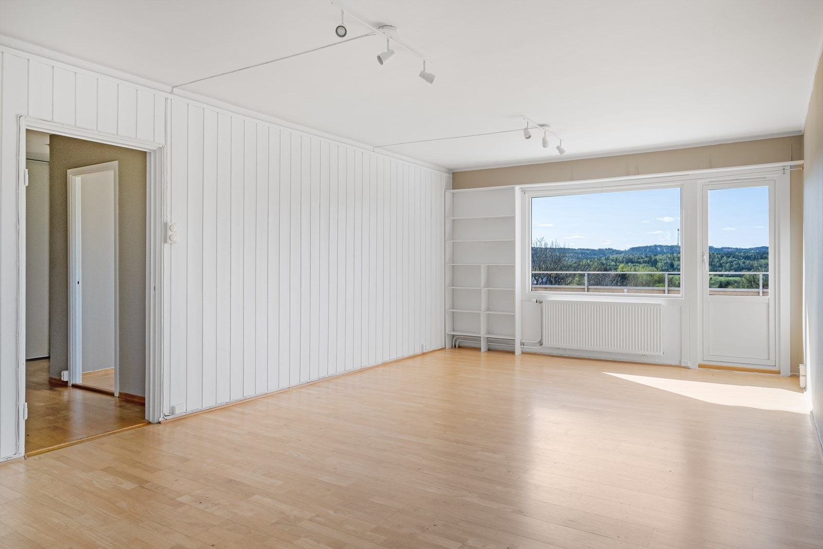 Denne innbydende leiligheten ligger, høyt og fritt til, i 4. etasje/ toppetasjen og har flere gjennomtenkte og praktiske løsninger. Galleribilde