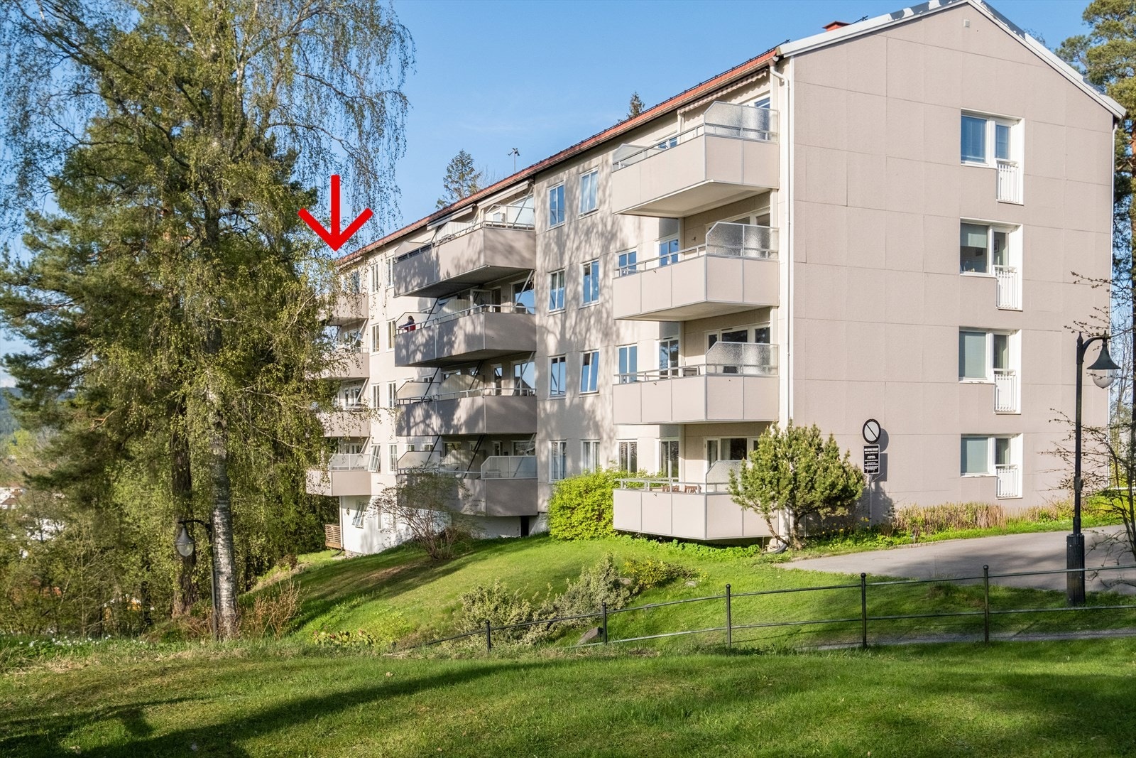 Dette er en flott mulighet til å sikre seg en gjennomgående ende-/toppleilighet med to balkonger og vidstrakt utsikt fra tre sider, på idylliske og populære Østerås/ Eiksmarka. Må oppleves! Galleribilde