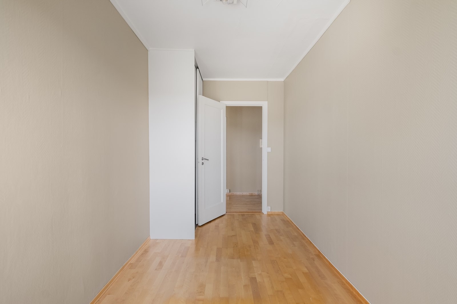 Soverom nr. 2 har godt med plass til seng, nattbord, kommode eller skrivepult. Galleribilde