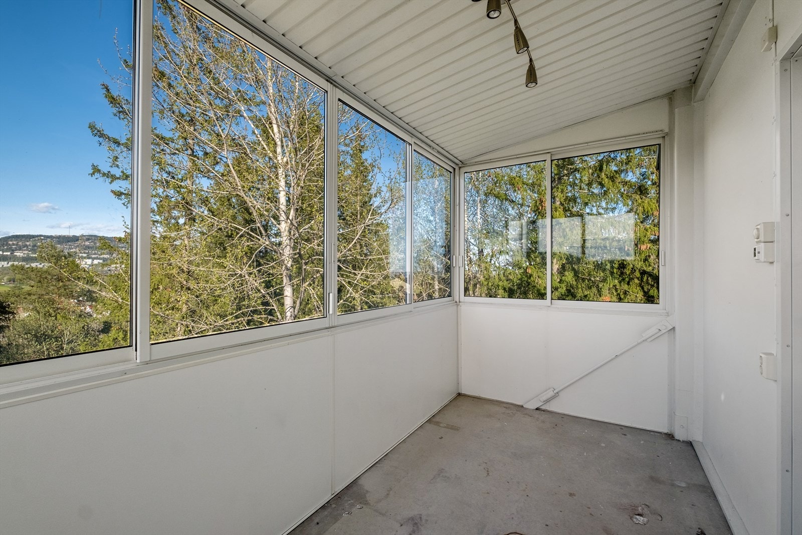 Balkongene blir som en forlengelse av stuen på varme dager og har godt med plass til utemøblement, blomster etc. Galleribilde